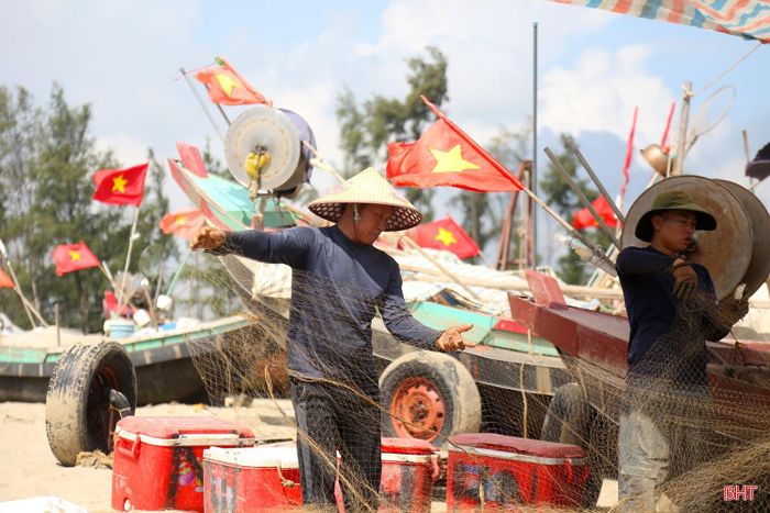 Theo các ngư dân, để đánh bắt cá mòi, 3 giờ sáng, người dân đã thức dậy để ra khơi.