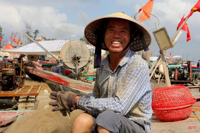  “Cá mòi cho giá trị không cao nhưng mang lại sản lượng tốt. Bình quân mỗi tàu đánh bắt được từ 2 - 4 tạ/chuyến, bán với giá từ 12.000 – 14.000 đồng/kg. Tính ra, mỗi tàu thu nhập từ 3 – 5 triệu đồng nên bà con ngư dân ai cũng phấn khởi, hăng hái bám biển” - ngư dân Nguyễn Điền, thôn Thống Nhất chia sẻ 