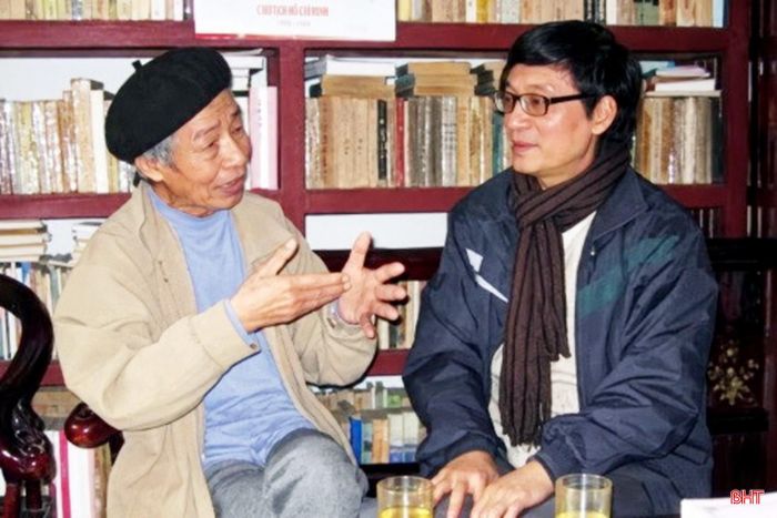 Nhà nghiên cứu Thái Kim Đỉnh trò chuyện với nhà thơ Nguyễn Văn Hùng (năm 2013). Ảnh: Mạnh Hà.