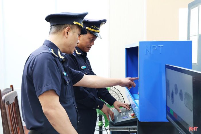 Hải quan cửa khẩu quốc tế Nậm Cắn tăng cường kiểm soát phương tiện để phát hiện, xử lý vi phạm.