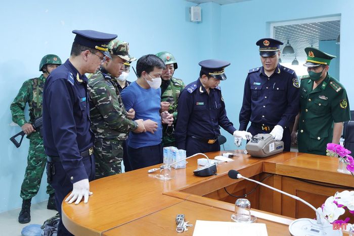 Chi cục Hải quan khu vực XI diễn tập lại vụ án bắt giữ đối tượng Hồ Sỹ Hân (xã Đông Thành, Nghệ An) vận chuyển trái phép ma túy để rút kinh nghiệm.