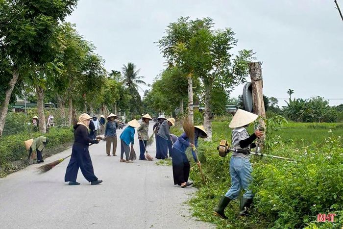 Người dân ở các thôn đồng loạt ra quân vệ sinh môi trường đường làng, ngõ xóm.