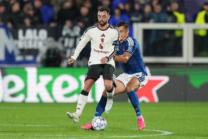 Bruno Fernandes (trái) tranh bóng với Marc-Oliver Kempf trong trận Man Utd thua Como ở vòng phân hạng Champions League tại Como, Italy, ngày 21/10/2026. Ảnh: AP