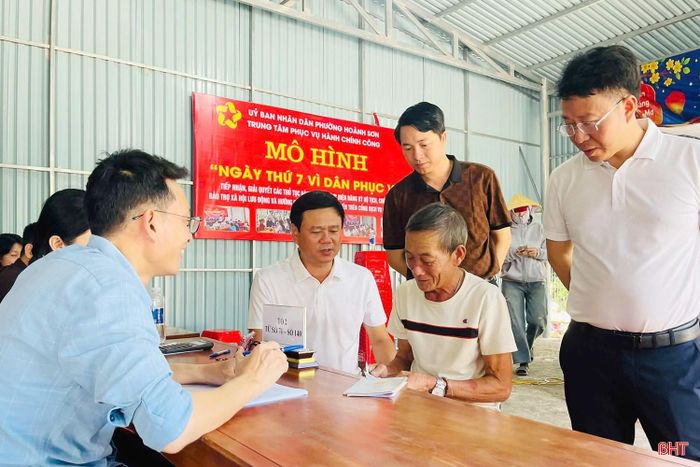  Mô hình “Ngày thứ Bảy vì dân phục vụ” tại khu vực Đông Yên (cũ), hỗ trợ người dân thực hiện thủ tục hành chính.﻿ 