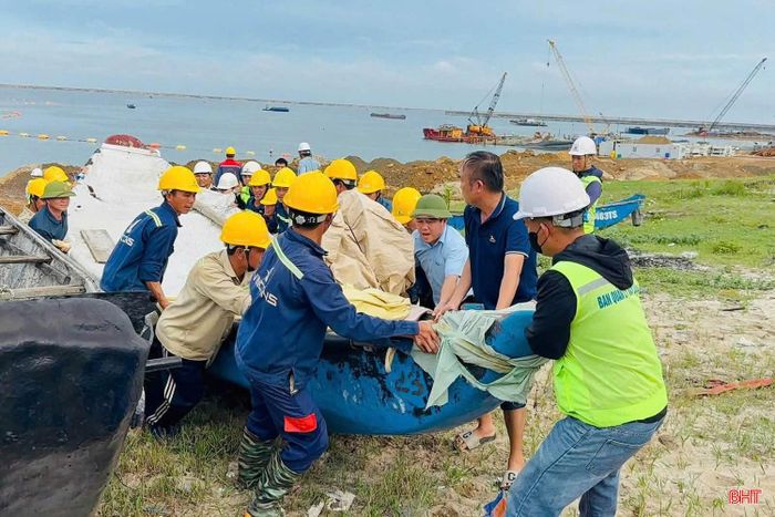 Chính quyền tham gia hỗ trợ người dân di dời ngư cụ lên bến thuyền tạm để phục vụ dự án Cảng Quốc tế Sơn Dương.