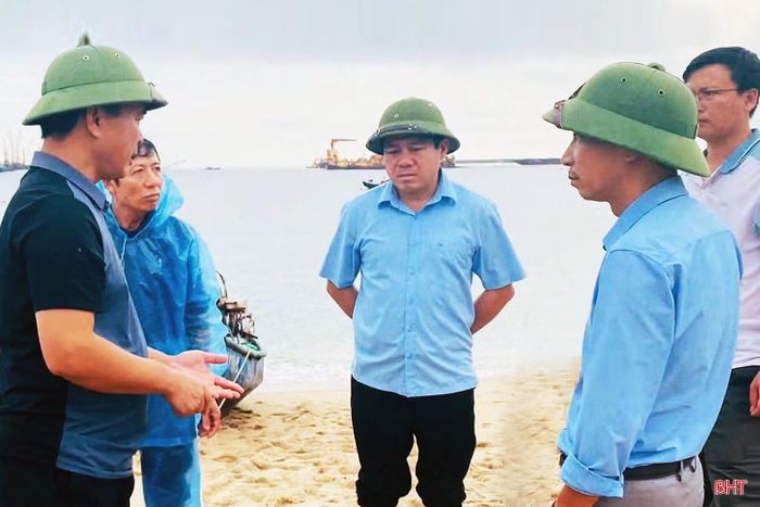 Lãnh đạo UBND phường Hoành Sơn kiểm tra thực địa bến thuyền phục vụ neo đậu cho bà con ngư dân bị ảnh hưởng bởi dự án Cảng Quốc tế Sơn Dương.