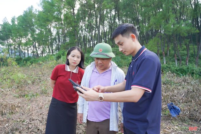  Trao đổi với PV Báo và phát thanh, truyền hình Hà Tĩnh, ông Đoàn Văn Cầu (người đứng giữa) - Trưởng thôn Trường Thủy (xã Kim Hoa) cho biết: "Người dân địa phương đồng thuận với chủ trương triển khai dự án, song mong muốn nhà đầu tư chấp hành nghiêm các quy định về khai thác và chế biến để đảm bảo an toàn môi trường, tránh ảnh hưởng đến đời sống dân sinh trong khu vực". 