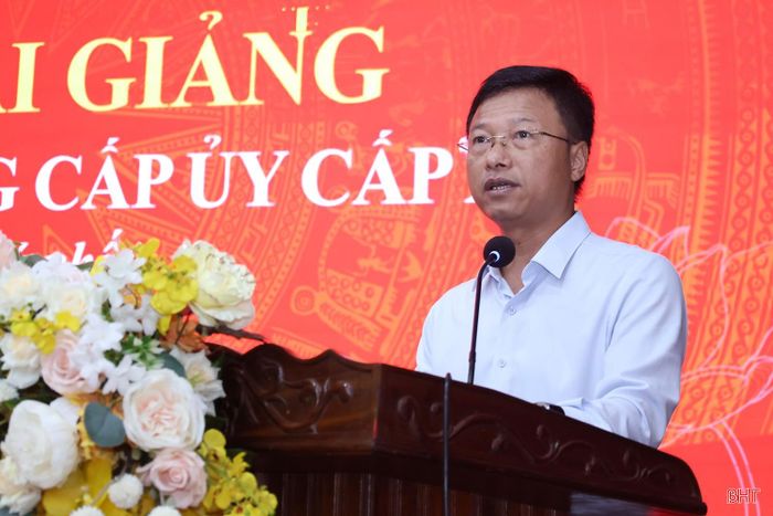 Hiệu trưởng Trường Chính trị Trần Phú Phan Duy Vĩnh phát biểu tại lễ khai giảng.