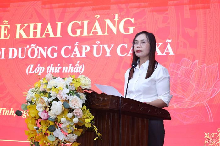 Thạc sỹ Chu Thị Thu Huyền - Phó Trưởng phòng Quản lý đào tạo và nghiên cứu khoa học, Trường Chính trị Trần Phú thông qua chương trình lớp bồi dưỡng.