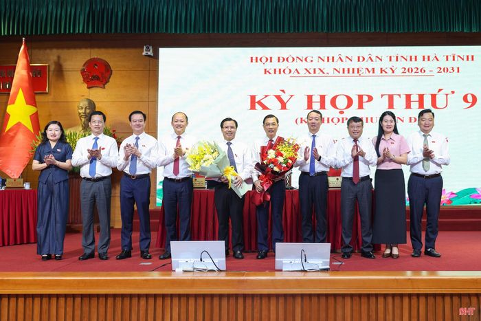 Các đồng chí lãnh đạo tỉnh tặng hoa chúc mừng đồng chí Trần Việt Hà và đồng chí Lê Ngọc Huấn.