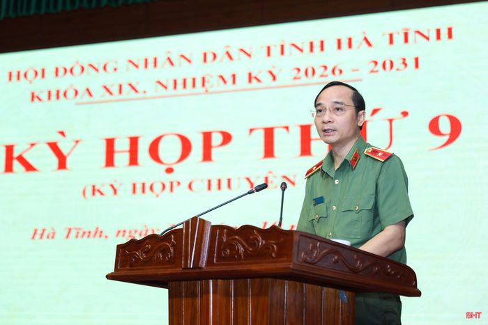 Đồng chí Nguyễn Xuân Thao - Ủy viên BTV Tỉnh ủy, Giám đốc Công an tỉnh báo cáo tờ trình.