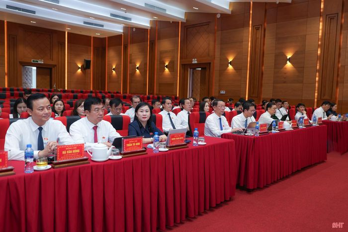 Đại biểu tham dự kỳ họp.