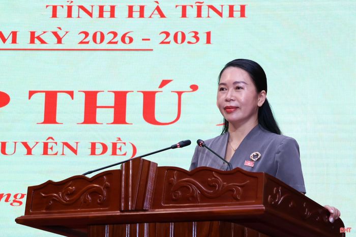 Đồng chí Đào Thị Anh Nga - Trưởng ban Văn hoá - Xã hội, HĐND tỉnh trình bày báo cáo thẩm tra.