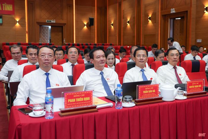 Đồng chí Phan Thiên Định - Phó Bí thư Tỉnh ủy, Chủ tịch UBND tỉnh và đại biểu tham dự kỳ họp.