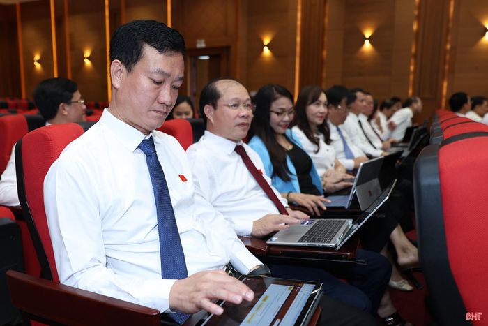 Các đại biểu tiến hành biểu quyết thông qua dự thảo nghị quyết.