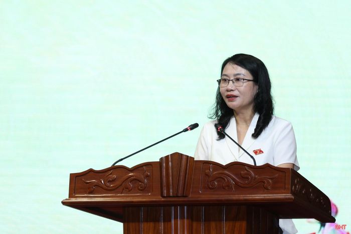 Đồng chí Nguyễn Thị Nhuần - Trưởng ban Pháp chế, HĐND tỉnh trình bày báo cáo thẩm tra.