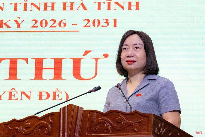 Đồng chí Nguyễn Thị Thuý Nga - Trưởng ban Kinh tế - Ngân sách, HĐND tỉnh trình bày báo cáo thẩm tra.