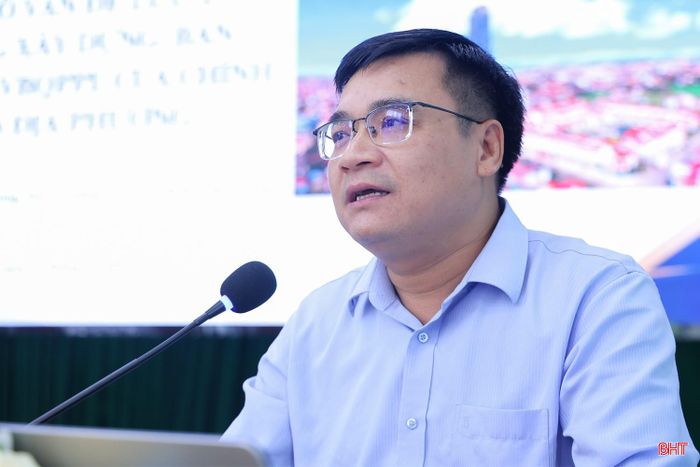 Tiến sĩ Lê Tuấn Phong, Phó Vụ trưởng Vụ Công tác xây dựng văn bản quy phạm pháp luật (Bộ Tư pháp) trình bày các chuyên đề tại hội nghị.