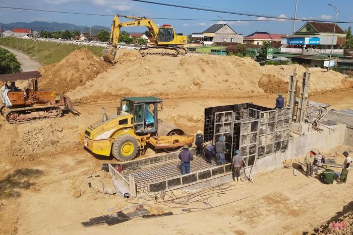 Chủ đầu tư và các nhà thầu đang đẩy nhanh tiến độ thi công dự án để đẩy nhanh giải ngân nguồn vốn đầu tư công.
