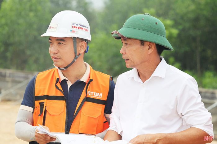 Ông Trần Ngọc Bảo - Phó Giám đốc BQL Dự án Đầu tư xây dựng công trình dân dụng và hạ tầng khu vực tỉnh Hà Tĩnh (bên phải) cho biết: “Công trình Trường Phổ thông nội trú liên cấp TH&THCS Hương Xuân cần khoảng 88.000 m³ đất đắp. Chúng tôi đã chủ động tìm kiếm nguồn đất, hoàn thiện hồ sơ, thủ tục để khai thác mỏ đất cách công trình 1,6 km. Giải pháp này được triển khai theo cơ chế mới của Luật số 147/2025/QH15 sửa đổi, bổ sung một số điều của Luật Địa chất và khoáng sản nhằm giải quyết được bất cập về mỏ vật liệu san lấp, rút ngắn cự ly vận chuyển, tiết kiệm chi phí đầu tư. Việc bảo đảm nguồn đất san lấp mặt bằng là điều kiện tiên quyết để triển khai các hạng mục khác, góp phần đẩy nhanh tiến độ công trình”.