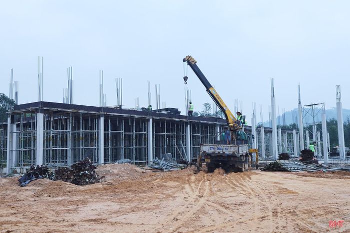 Công trình có tổng mức đầu tư hơn 217 tỷ đồng với quy mô 37 lớp học (bao gồm 19 lớp cấp TH và 18 lớp cấp THCS), do BQL Dự án Đầu tư xây dựng công trình dân dụng và hạ tầng khu vực tỉnh Hà Tĩnh làm chủ đầu tư.