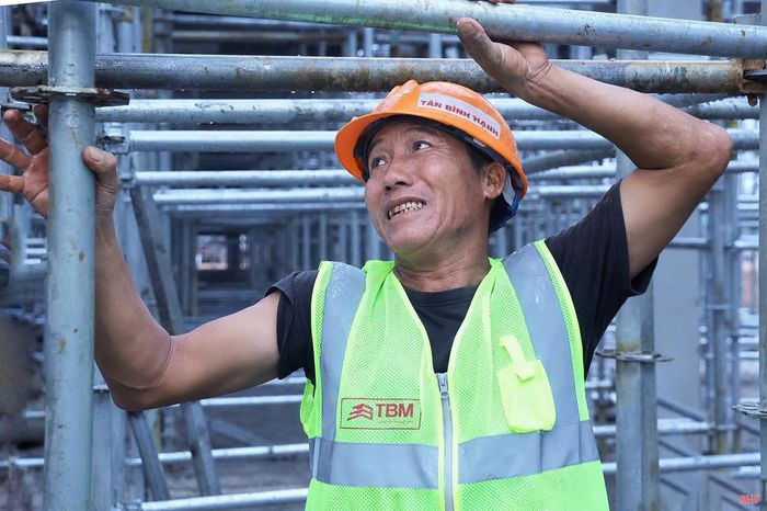 Anh Phạm Đức Toan (xã Văn Kiều, tỉnh Nghệ An) cho biết: "Thời tiết vào mùa mưa nên việc thi công gặp không ít khó khăn, mưa xuống khiến mặt bằng lầy lội, ảnh hưởng đến việc đi lại, vận chuyển vật liệu và triển khai các phần việc ngoài trời. Đặc biệt, những ngày mưa kéo dài làm gián đoạn công việc, chúng tôi phải chủ động sắp xếp lại thời gian, tranh thủ những lúc tạnh ráo để tiếp tục thi công".