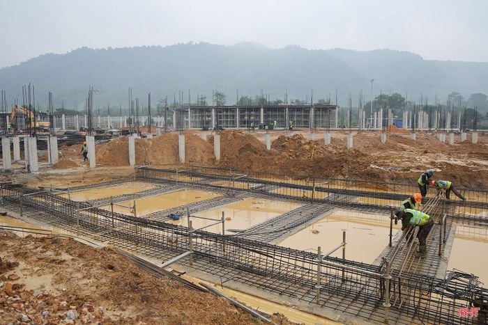 Công trình được khởi công từ ngày 25/8/2026 và phấn đấu hoàn thành trước ngày 30/6/2027, góp phần nâng cao chất lượng học tập, sinh hoạt cho học sinh miền núi, từng bước hoàn thiện hệ thống trường học nội trú trên địa bàn theo hướng đồng bộ, hiện đại.