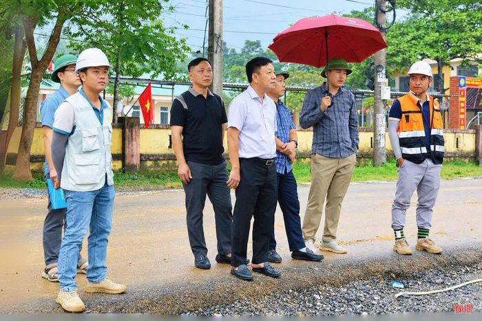 Cùng với nỗ lực của nhà thầu thi công, hiện nay trên công trường, chủ đầu tư cũng thường xuyên kiểm tra, giám sát tiến độ, phối hợp với các đơn vị liên quan kịp thời tháo gỡ khó khăn, vướng mắc phát sinh, bảo đảm các hạng mục được triển khai đúng kế hoạch, đáp ứng yêu cầu về chất lượng công trình.