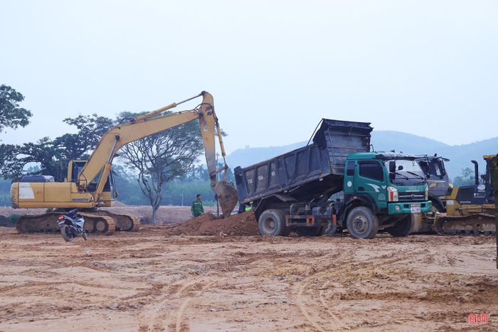 Thời điểm này, Công ty Cổ phần Xây dựng và Thương mại Tân Bình Mạnh (Nghệ An) đang huy động hàng chục xe, máy các loại để tập trung xử lý nền, san lấp mặt bằng.
