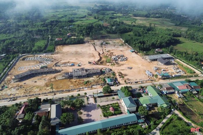 Dự án Trường Phổ thông nội trú liên cấp TH&THCS Hương Xuân (xã Hương Xuân) là công trình trường nội trú liên cấp thứ 3 đang được triển khai tại Hà Tĩnh, tiếp nối các trường học nội trú đã hoàn thành tại 2 xã: Sơn Kim 1 và Hương Khê.