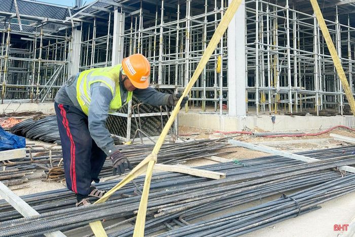 Với sự vào cuộc quyết liệt của chủ đầu tư và nỗ lực từ đơn vị thi công, Trường Phổ thông nội trú liên cấp TH&THCS Hương Xuân đang từng bước được hình thành, phấn đấu "về đích" trước ngày 30/6/2027, tạo môi trường học tập, sinh hoạt khang trang, thuận lợi hơn cho học sinh miền núi Hà Tĩnh.