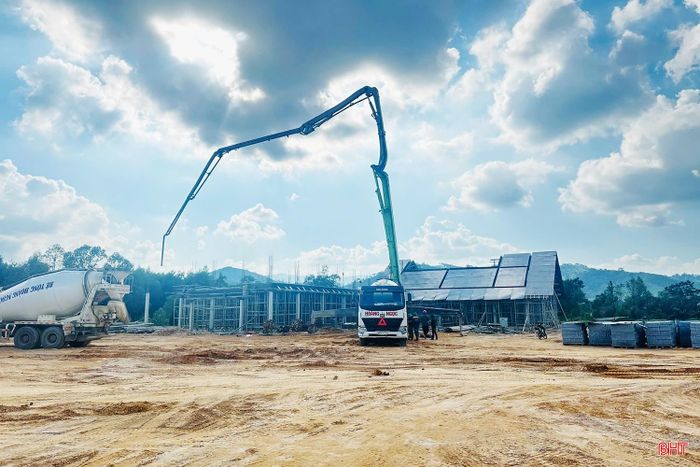 Sau gần 2 tháng triển khai, dự án hiện đã đạt khối lượng thi công khoảng 30%. Trong đó, công tác san lấp mặt bằng đạt khoảng 90%; các hạng mục phụ trợ đạt khoảng 50%; các hạng mục kết cấu nhà đạt khoảng 40%.