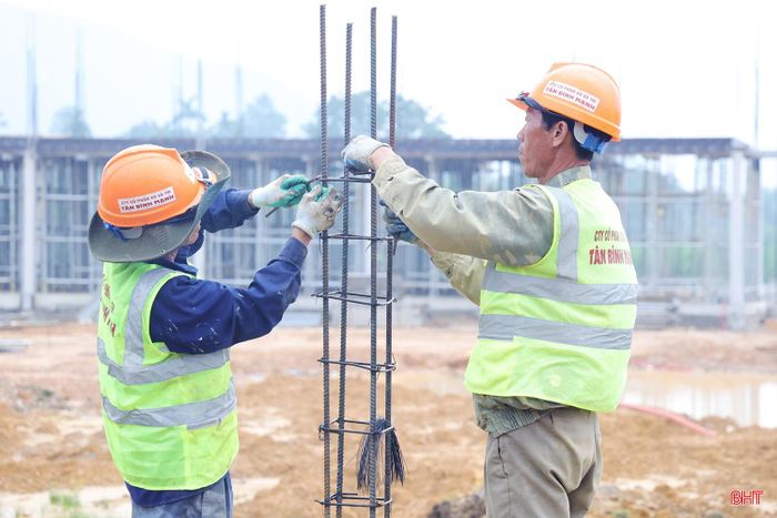 Cùng với san lấp mặt bằng, nhà thầu đang triển khai các hạng mục: nhà học, công trình phụ trợ, hàng rào và đường giao thông nội bộ. Trên công trường, hơn 150 công nhân được chia thành nhiều tổ đội, triển khai thi công theo từng hạng mục nhằm đẩy nhanh tiến độ công trình.