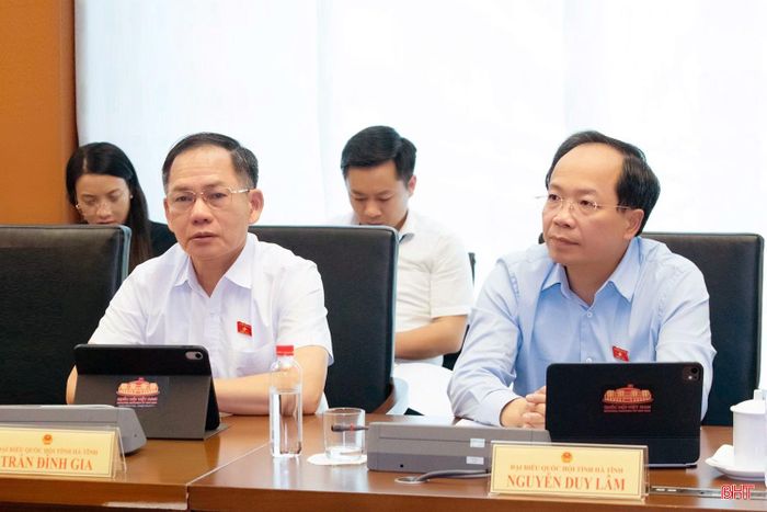 Đồng chí Nguyễn Duy Lâm - Ủy viên Trung ương Đảng, Bí thư Tỉnh ủy, Trưởng đoàn ĐBQH tỉnh cùng các đại biểu đoàn ĐBQH tỉnh Hà Tĩnh tại phiên thảo luận.