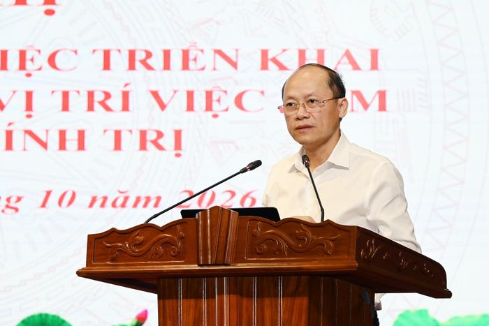 Đồng chí Nguyễn Hồng Lĩnh - Phó Bí thư Thường trực Tỉnh ủy, Chủ tịch HĐND tỉnh chỉ đạo một số nhiệm vụ trọng tâm tại điểm cầu tỉnh ngay sau hội nghị.