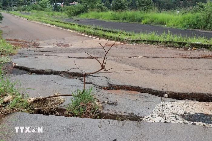 Một đoạn đường Trần Hưng Đạo (phường Nam Gia Nghĩa, tỉnh Lâm Đồng) bị biến dạng do sụt trượt. (Ảnh: Nguyễn Huy Thành/TTXVN)
