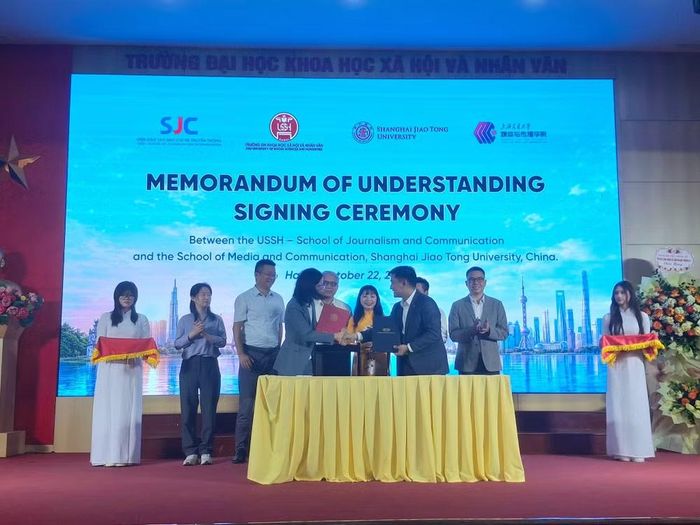 Đại diện Viện Đào tạo Báo chí và Truyền thông và Viện Truyền thông và Phương tiện truyền thông, Đại học Giao thông Thượng Hải, ký kết biên bản ghi nhớ hợp tác. (Ảnh: Hiền Anh/Vietnam+)