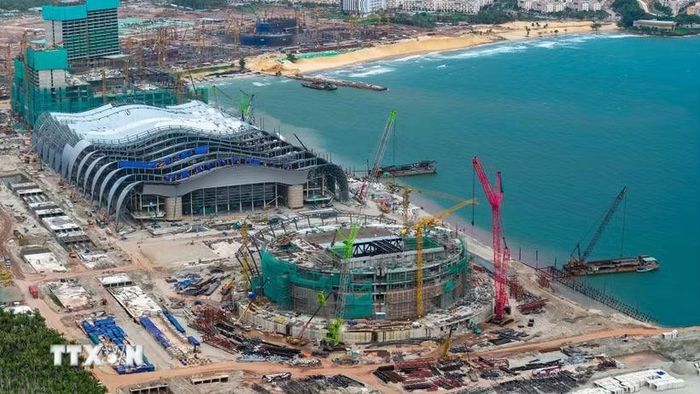 Thi công trên công trình Trung tâm Hội nghị phục vụ Hội nghị Cấp cao APEC 2027 trong dịp Lễ Quốc khánh 2/9/2026. (Ảnh: TTXVN phát)