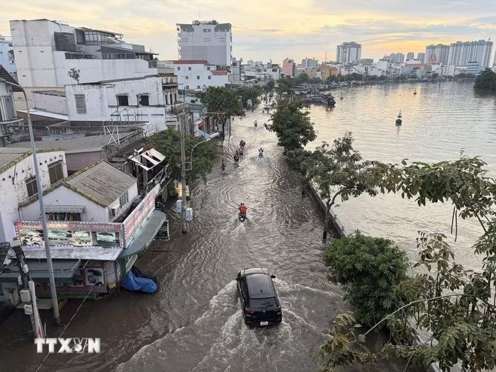 Ngập sâu nhiều tuyến đường phía Nam Thành phố Hồ Chí Minh, chiều 11/10/2026. (Ảnh minh họa: Hồng Đạt/TTXVN)
