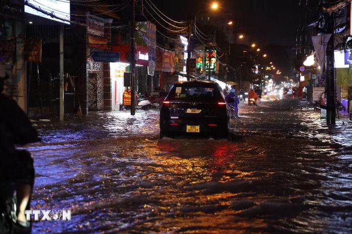 Một đoạn đường Phan Huy Ích (phường Tân Sơn) "biến thành sông" thời điểm 20 giờ tối 7/10; đây là đoạn đường thường xuyên ngập nặng sau mỗi trận mưa lớn suốt nhiều ngày qua. (Ảnh minh họa: Hồng Đạt/TTXVN)