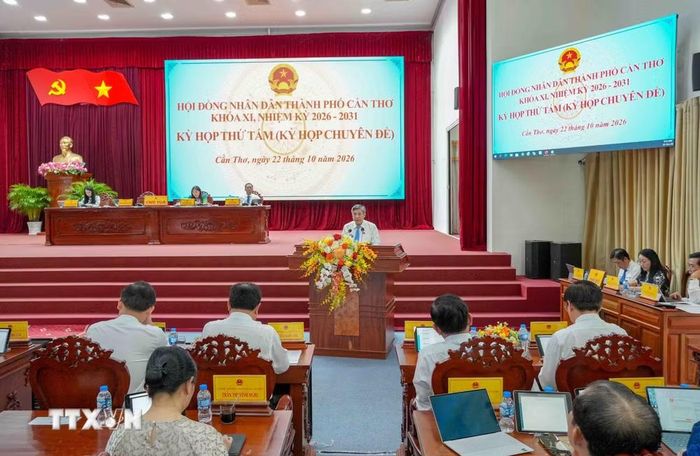 Ông Đồng Văn Thanh, Ủy viên Trung ương Đảng, Phó Bí thư Thường trực Thành ủy, Chủ tịch Hội đồng Nhân dân thành phố Cần Thơ, phát biểu bế mạc kỳ họp. (Ảnh: Thanh Liêm/TTXVN)