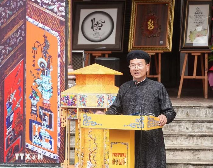 Giám đốc Trung tâm Bảo tồn Di tích Cố đô Huế Hoàng Việt Trung phát biểu khai mạc. (Ảnh: Nguyên Lý/TTXVN)