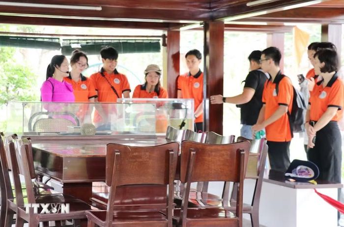 Khách tham quan mô hình nhà sàn của Bác Hồ tại Khu di tích quốc gia đặc biệt Nguyễn Sinh Sắc tại phường Cao Lãnh, tỉnh Đồng Tháp. (Ảnh: Hữu Chí/TTXVN)