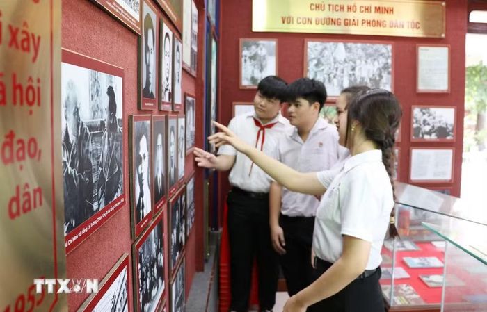 Học sinh tìm hiểu cuộc đời và sự nghiệp của Bác Hồ tại Di tích cấp tỉnh Phủ thờ Hồ Chủ tịch ở xã Thanh Hưng, tỉnh Đồng Tháp. (Ảnh: Hữu Chí/TTXVN)