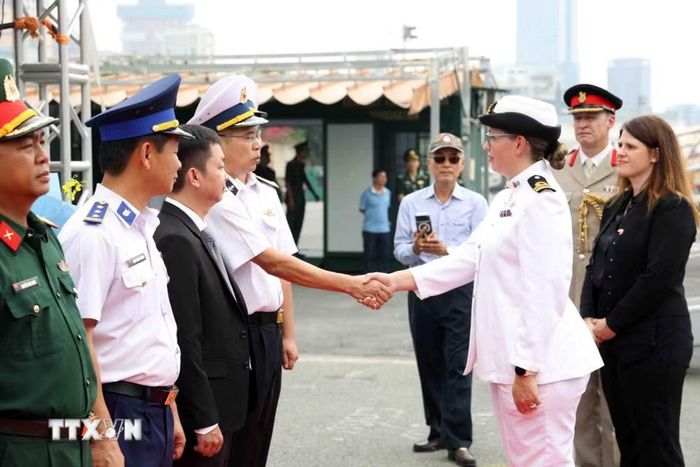 Đại tá Phạm Tiến Dũng, Phó Tham mưu trưởng Bộ Tư lệnh Vùng 2 Hải quân Việt Nam chào mừng Trung tá Hải quân Helen Taylor, Sỹ quan chỉ huy tàu HMS SPEY. (Ảnh: Xuân Khu/TTXVN)