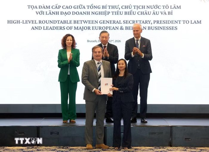 Tổng Bí thư, Chủ tịch nước Tô Lâm chứng kiến trao thỏa thuận hợp tác giữa các doanh nghiệp. (Ảnh: Thống Nhất/TTXVN)