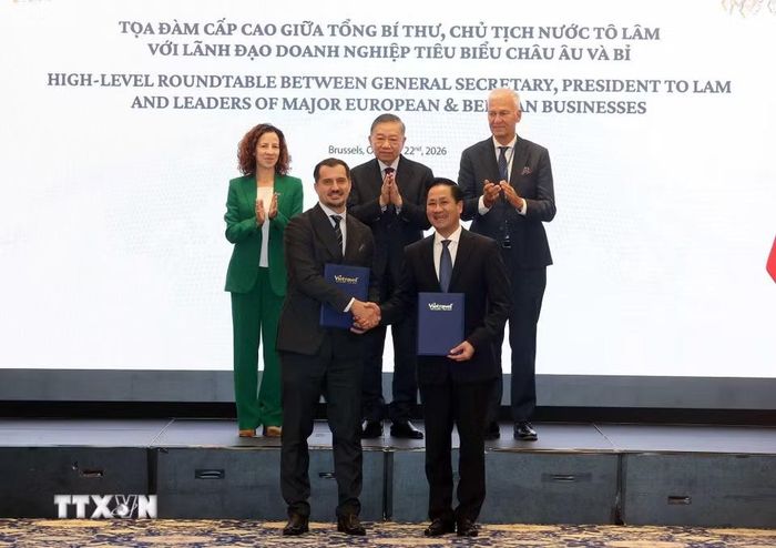 Tổng Bí thư, Chủ tịch nước Tô Lâm chứng kiến trao thỏa thuận hợp tác giữa các doanh nghiệp. (Ảnh: Thống Nhất/TTXVN)
