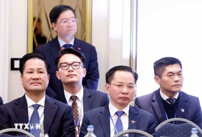 Các đại biểu đoàn Việt Nam tham dự Toạ đàm cấp cao giữa Tổng Bí thư, Chủ tịch nước Tô Lâm với lãnh đạo doanh nghiệp tiêu biểu châu Âu và Bỉ. (Ảnh: Thống Nhất/TTXVN)