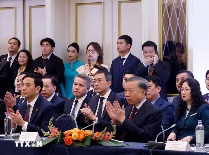 Tổng Bí thư, Chủ tịch nước Tô Lâm và các đại biểu tham dự Tọa đàm với lãnh đạo doanh nghiệp tiêu biểu châu Âu và Bỉ. (Ảnh: Thống Nhất/TTXVN)