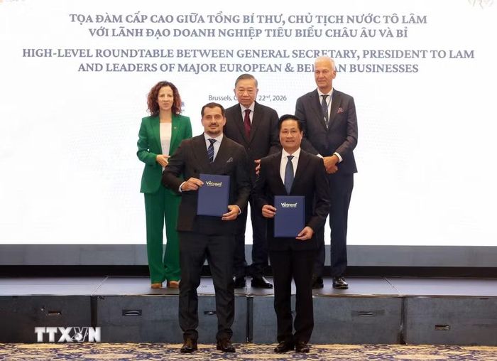 Tổng Bí thư, Chủ tịch nước Tô Lâm chứng kiến trao thỏa thuận hợp tác giữa các doanh nghiệp. (Ảnh: Thống Nhất/TTXVN)